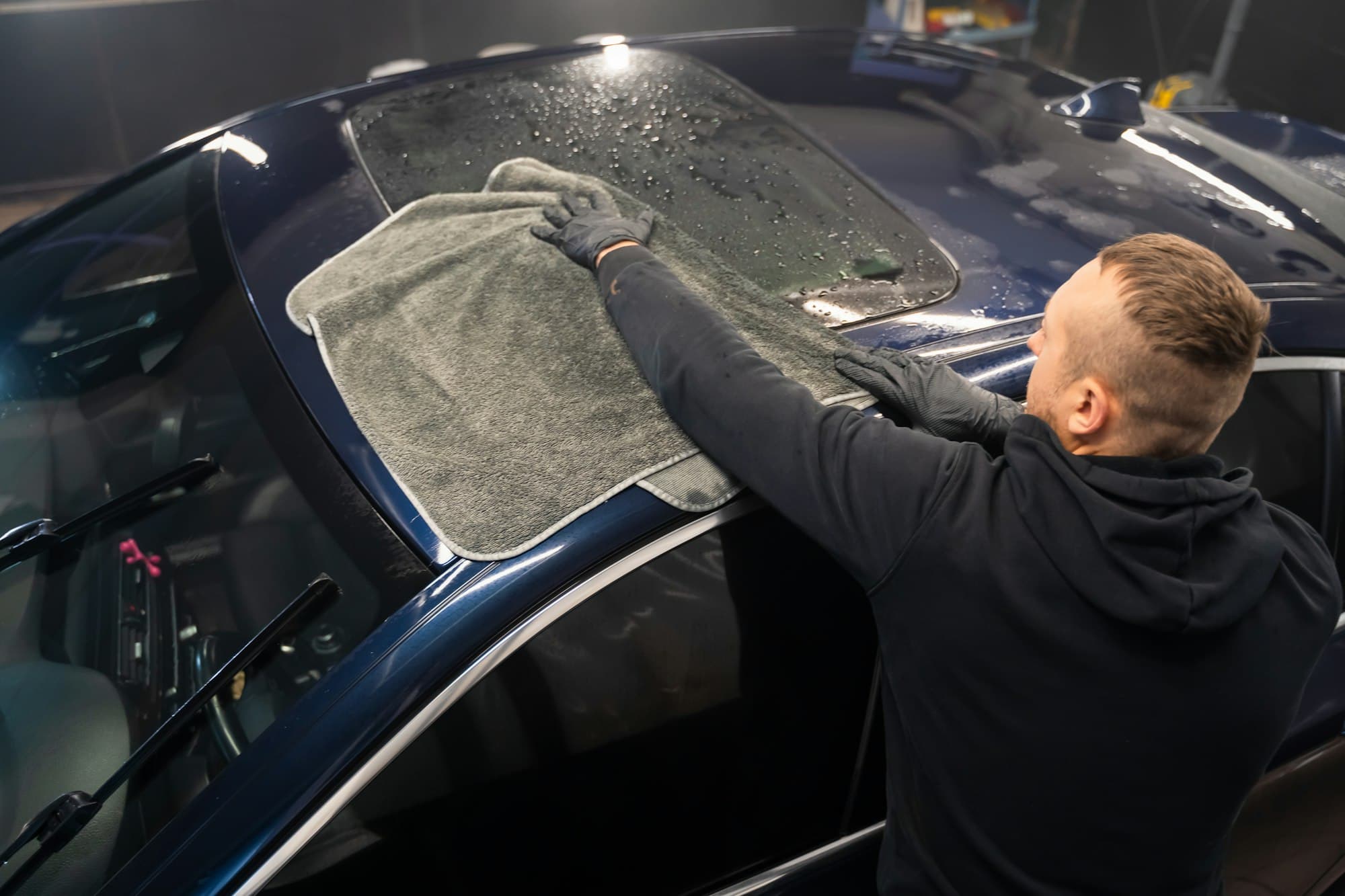 Carwash bay with active cleaning equipment